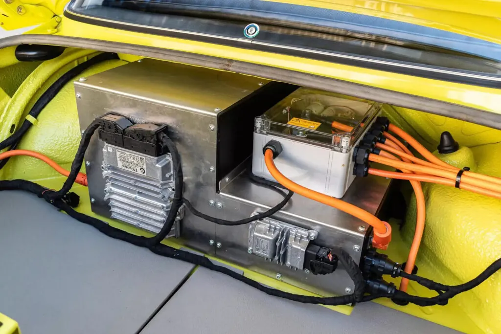 Класичне купе BMW 2002 отримало електричне серце від Tesla — photo 3 Класичне купе BMW 2002 отримало електричне серце від Tesla — photo 3