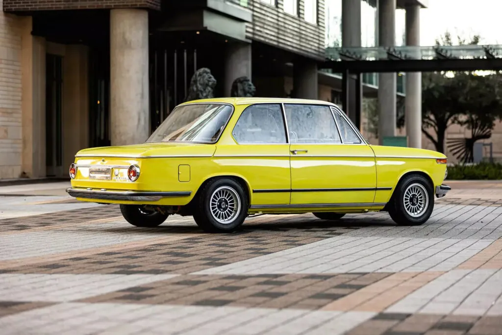 Класичне купе BMW 2002 отримало електричне серце від Tesla — photo 7 Класичне купе BMW 2002 отримало електричне серце від Tesla — photo 7