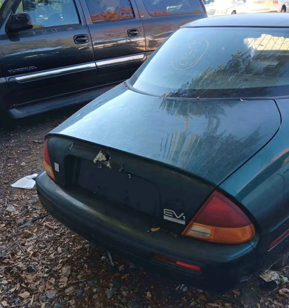 Хтось заплатив понад $100 тисяч за електромобіль, який GM намагалася знищити — photo 5 Хтось заплатив понад $100 тисяч за електромобіль, який GM намагалася знищити — photo 5