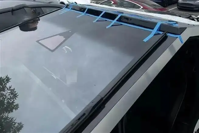 Світлова панель Cybertruck почала відлітати — Tesla знову відкликає тисячі електропікапів — photo 2