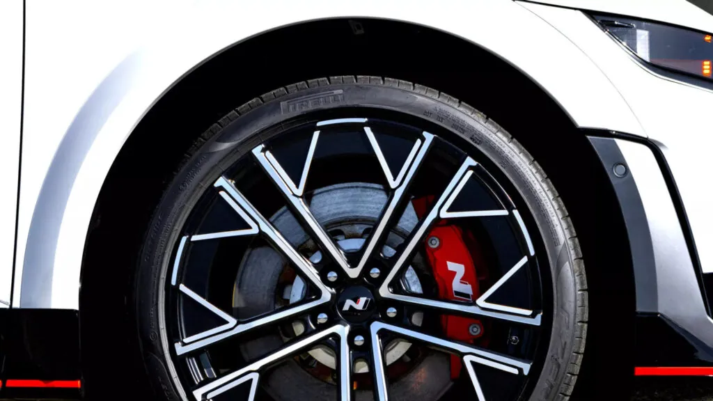 Hyundai дозволяє самостійно ремонтувати електромобілі, «але є одне але» — photo 2 Hyundai дозволяє самостійно ремонтувати електромобілі, «але є одне але» — photo 2