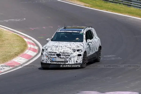 Новий електричний кросовер Mercedes GLB отримає ще більше екранів — photo 62059