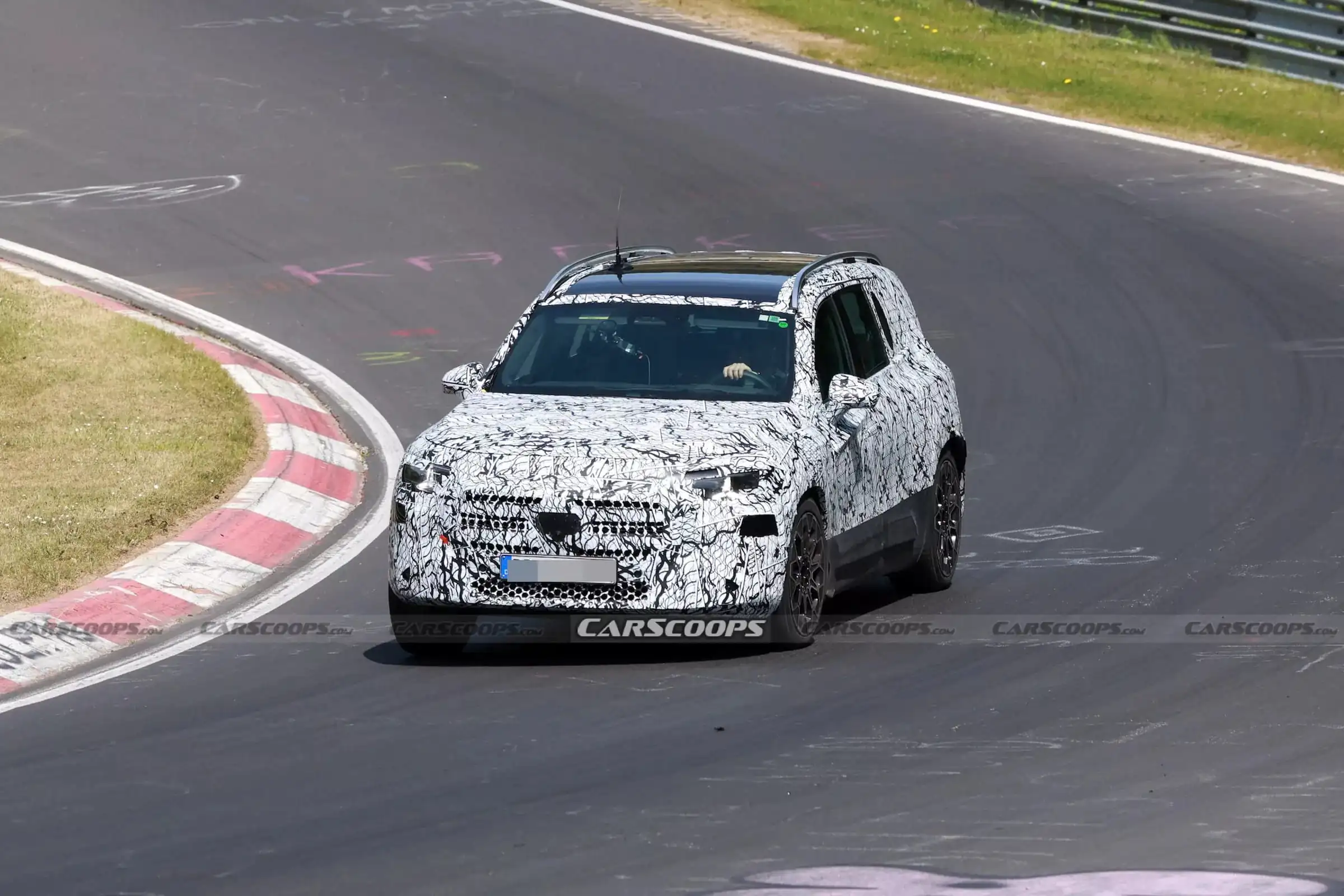 Новий електричний кросовер Mercedes GLB отримає ще більше екранів — photo 62059