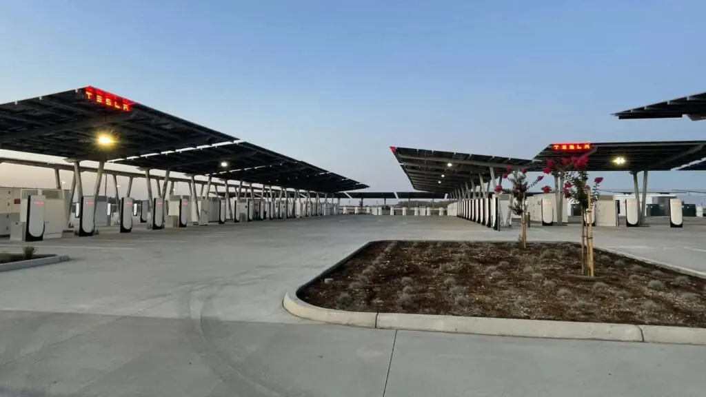 Tesla открыла свою величайшую станцию ​​Supercharger, которую питают солнечные панели — photo 3