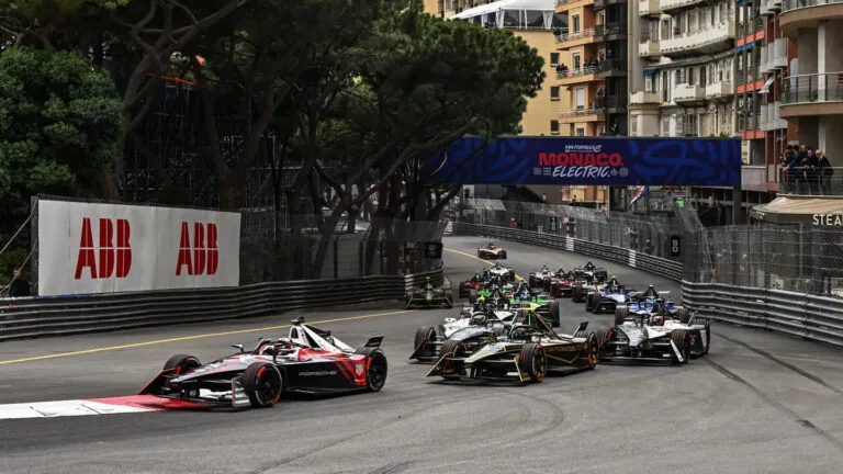 Чемпионат электрических гонок Formula E становится более экологичным — photo 67393