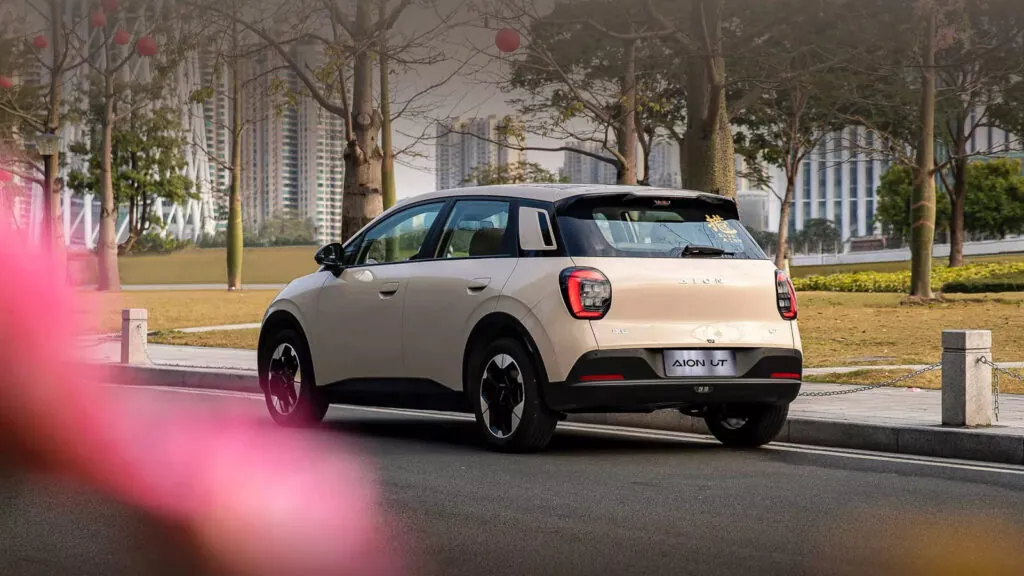 Аналітики Bloomberg фіксують ріст бажаючих придбати електромобіль в Китаї — photo 4