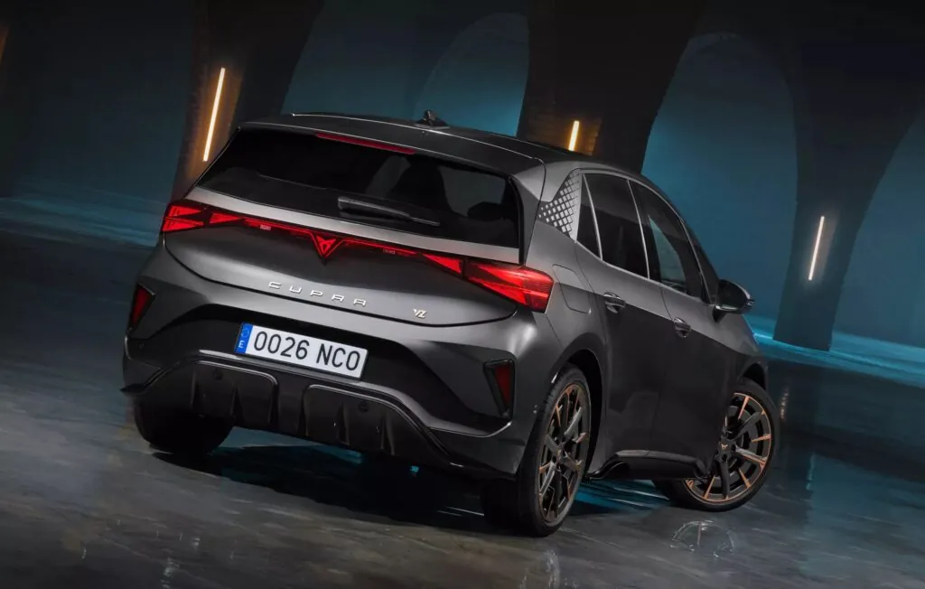 Оновлений Cupra Born отримав справжні кнопки та більший запас ходу — photo 4 Оновлений Cupra Born отримав справжні кнопки та більший запас ходу — photo 4