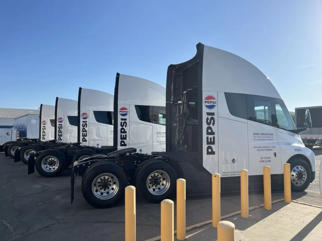 Tesla Semi може отримати автоматичну та бездротову зарядку — photo 4 Tesla Semi може отримати автоматичну та бездротову зарядку — photo 4