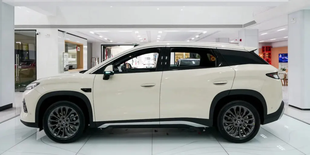 BYD Song Ultra EV може зарядитись лише за 5 хвилин і коштує від $22 000 — photo 2
