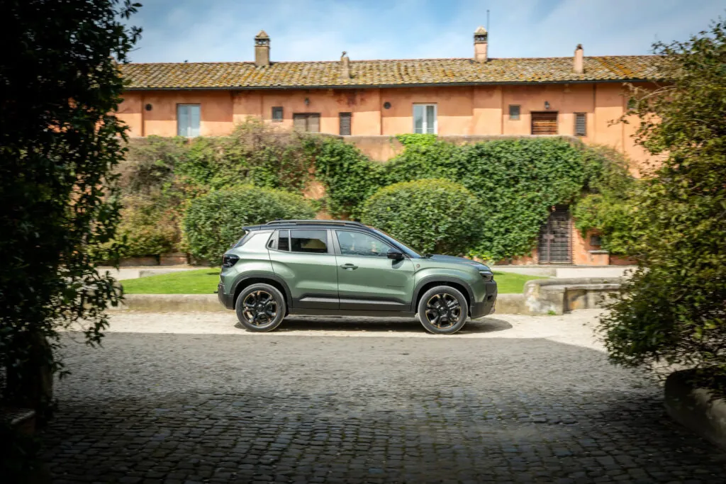 Обновленный Jeep Avenger получил более комфортный салон — photo 5 Обновленный Jeep Avenger получил более комфортный салон — photo 5