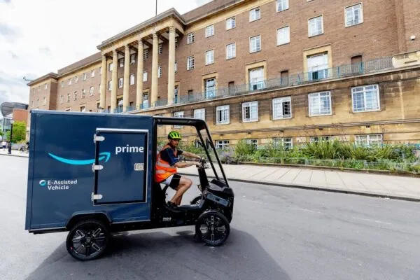 Amazon пересаживает курьеров на массивные электробайки — photo 82185