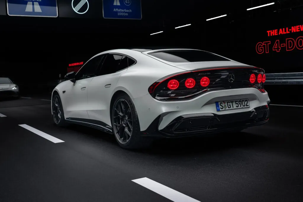 Новий електричний Mercedes-AMG GT 4-Door Coupe офіційно дебютував — photo 6