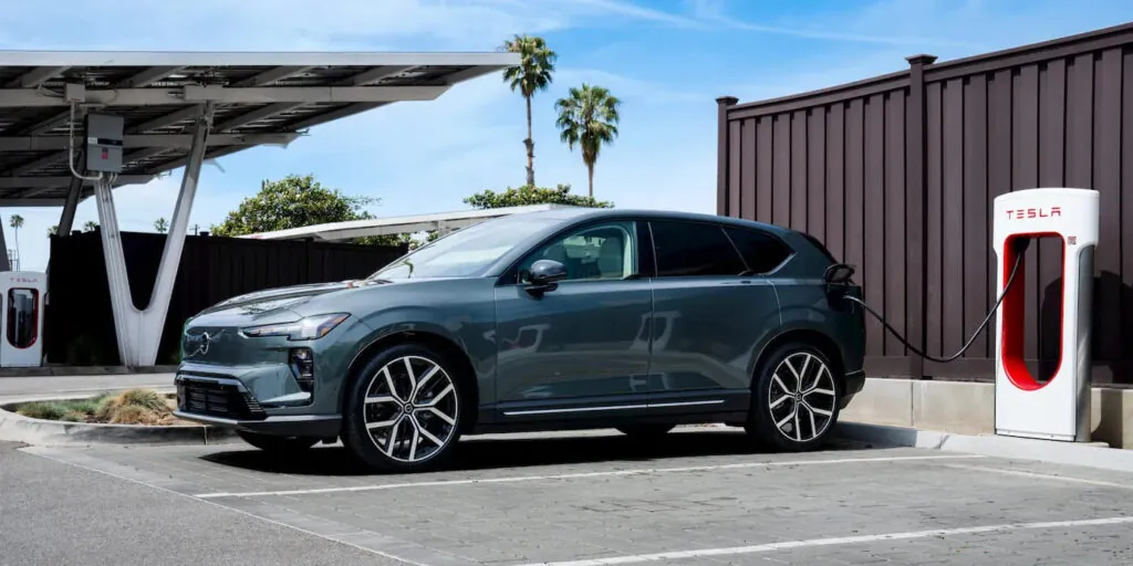 Европейские владельцы Volvo получат доступ к сети Tesla Supercharger — photo 83529
