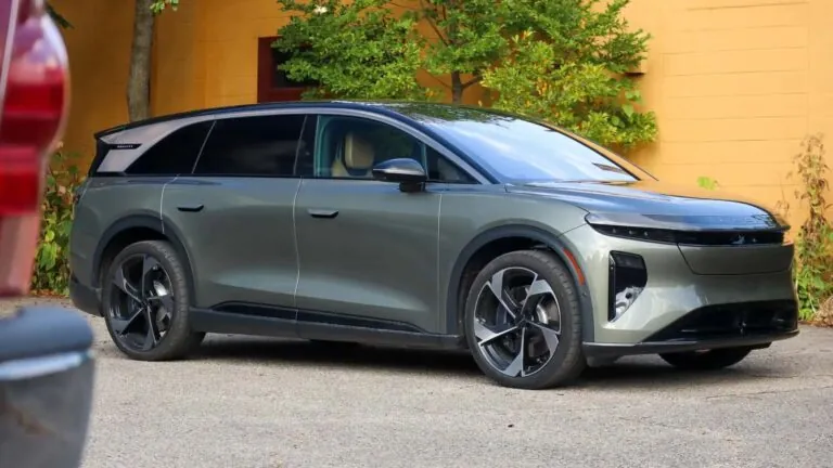 Lucid скорочує 18% персоналу та зупиняє другу зміну на заводі в Арізоні — photo 86516