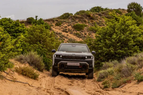 Jeep виводить на ринок ЄС новий Compass, включно з електричними версіями — photo 86617