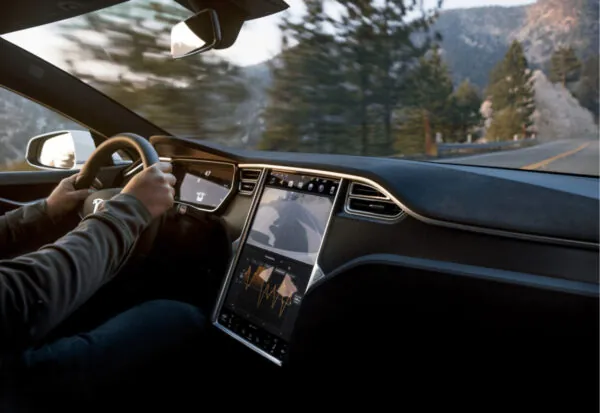 Tesla планує навчити автопілот перевіряти, хто сидить за кермом — photo 88088