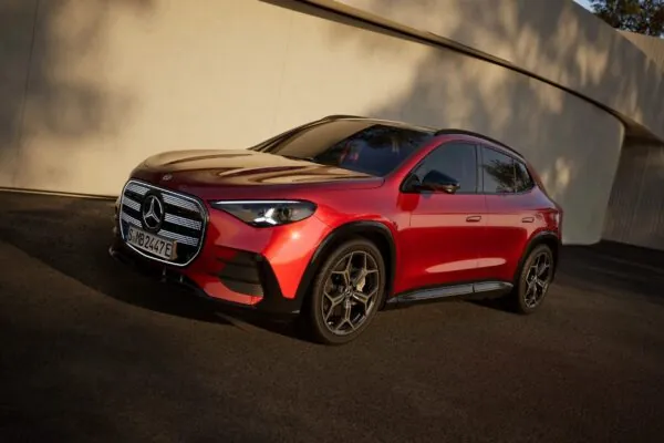 Оновлений Mercedes GLA отримав гібридні та повністю електричні версії — photo 90525