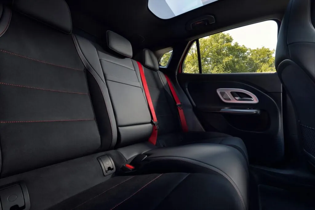 Обновленный Mercedes GLA получил гибридные и полностью электрические версии — photo 3
