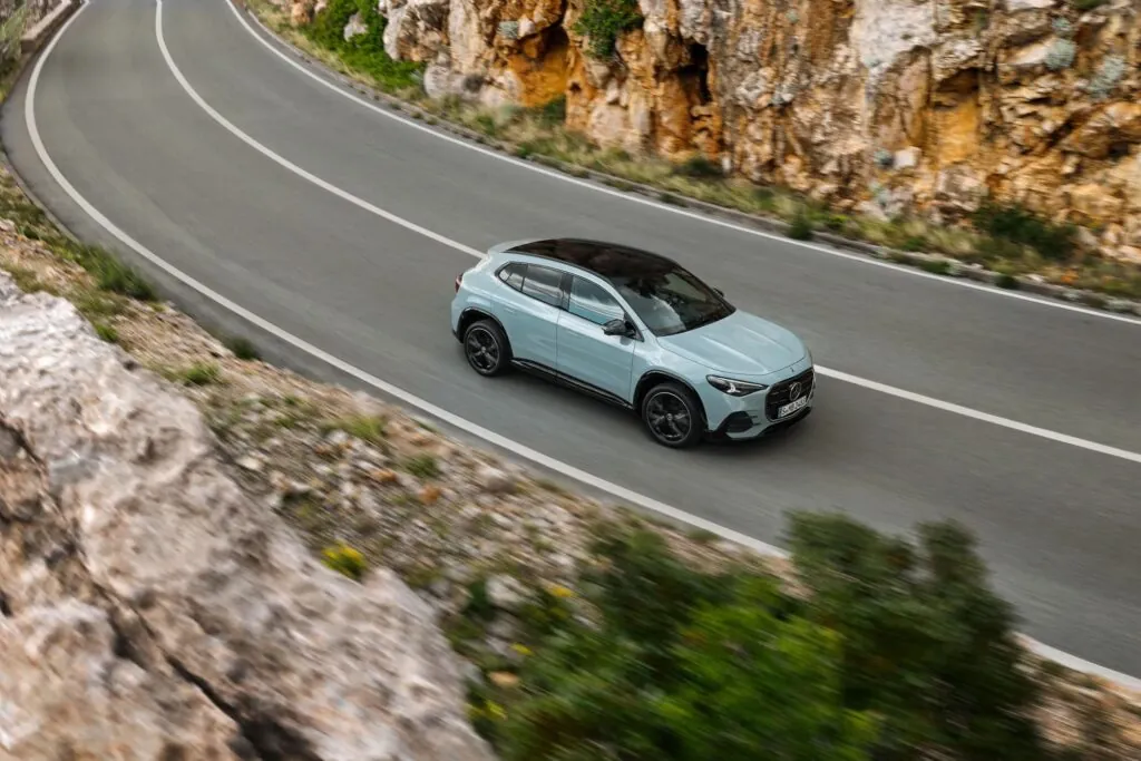 Обновленный Mercedes GLA получил гибридные и полностью электрические версии — photo 2