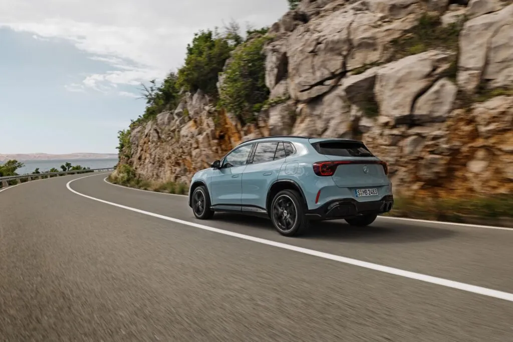 Обновленный Mercedes GLA получил гибридные и полностью электрические версии — photo 7