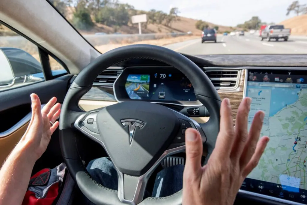 Tesla планує навчити автопілот перевіряти, хто сидить за кермом — photo 4