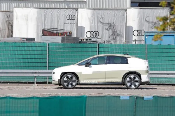 Найдешевший електромобіль Audi фотошпигуни зняли з усіх боків — photo 89765
