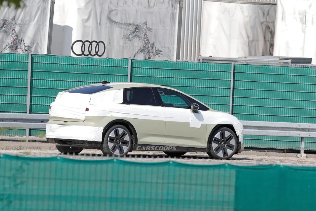 Самый дешевый электромобиль Audi фотошпионы сняли со всех сторон — photo 4