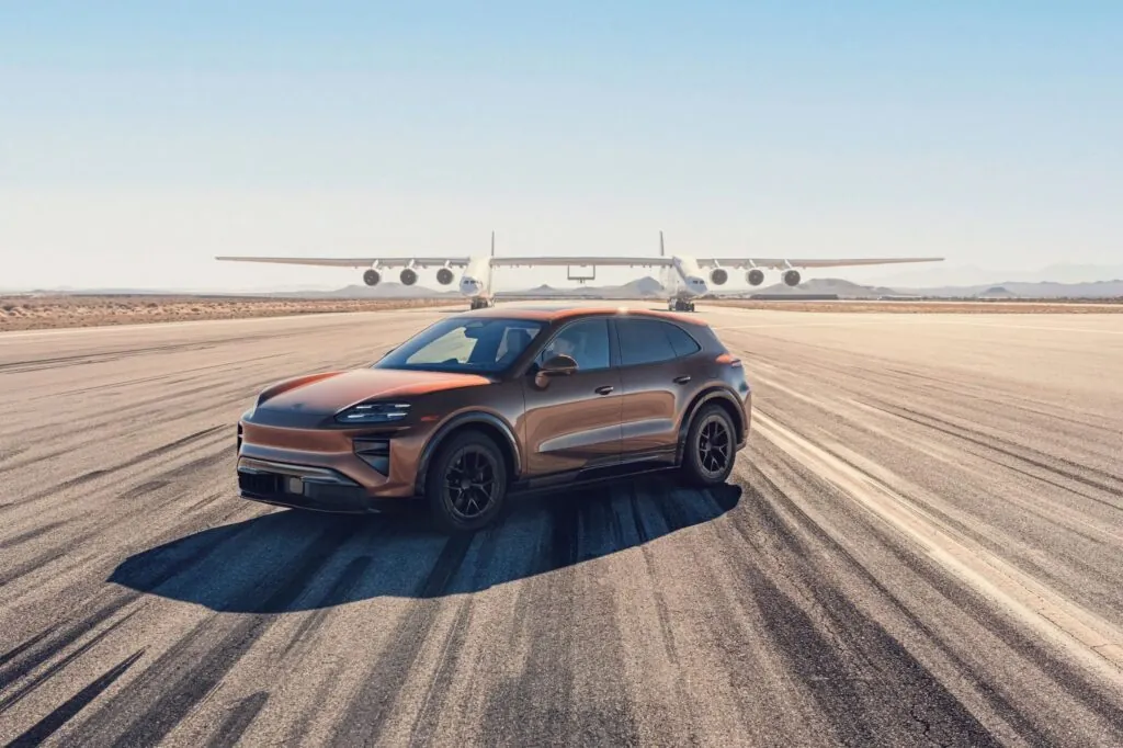 Porsche устроил зрелищный трюк с Cayenne Electric — photo 2