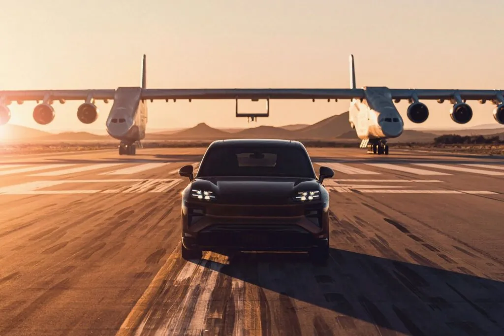 Porsche устроил зрелищный трюк с Cayenne Electric — photo 6