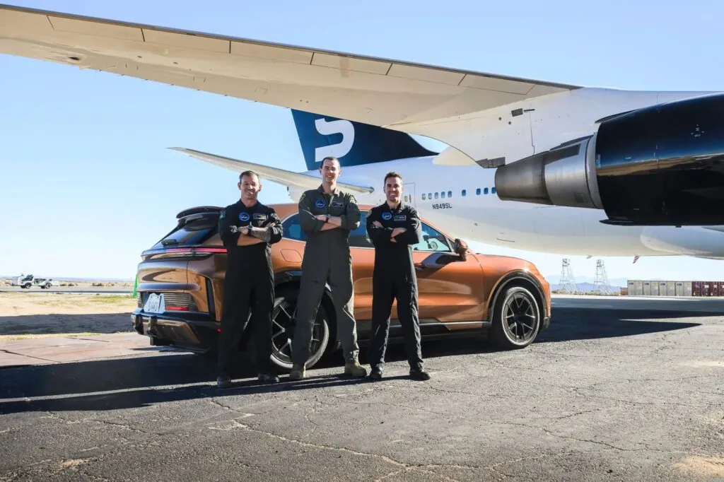 Porsche устроил зрелищный трюк с Cayenne Electric — photo 7