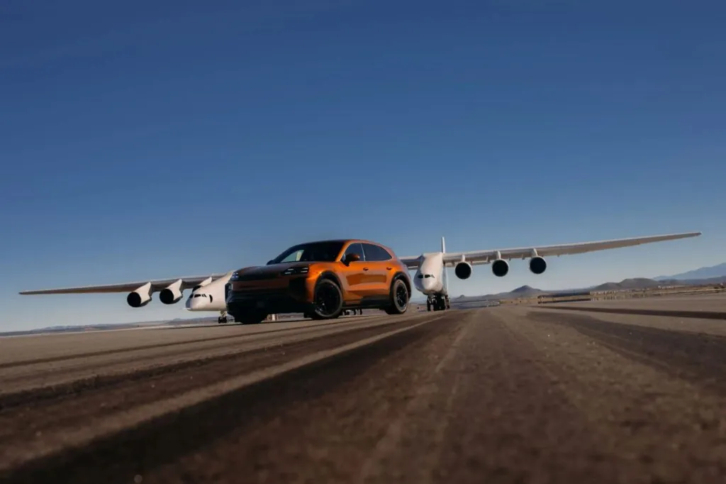 Porsche устроил зрелищный трюк с Cayenne Electric — photo 5