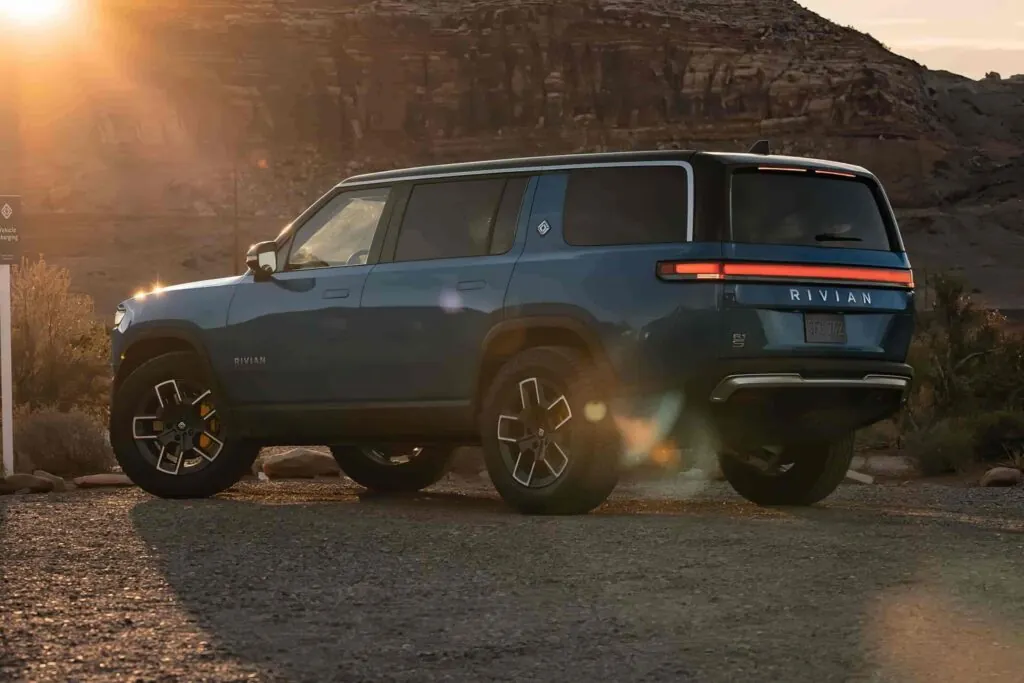 У Rivian R1T та R1S знову виникли проблеми з поворотниками — photo 4