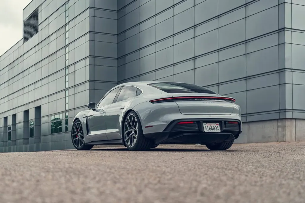 Porsche планує зняти з виробництва Taycan до 2030 року — photo 3