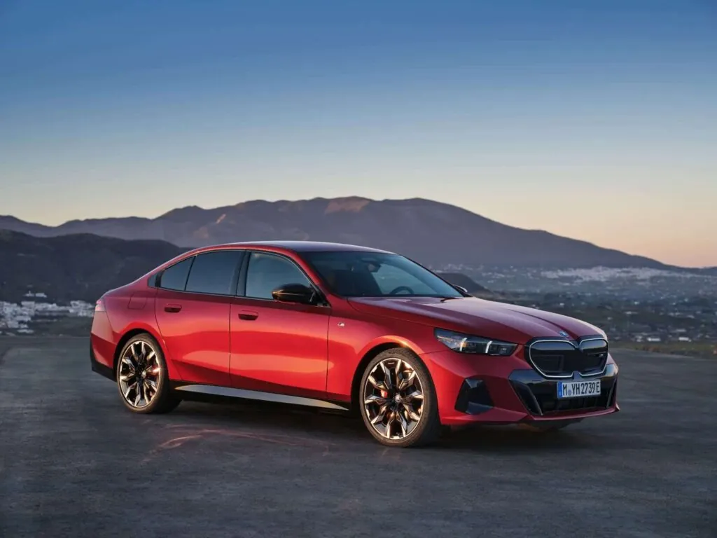 BMW передала клієнту двохмільйонний електромобіль — photo 2