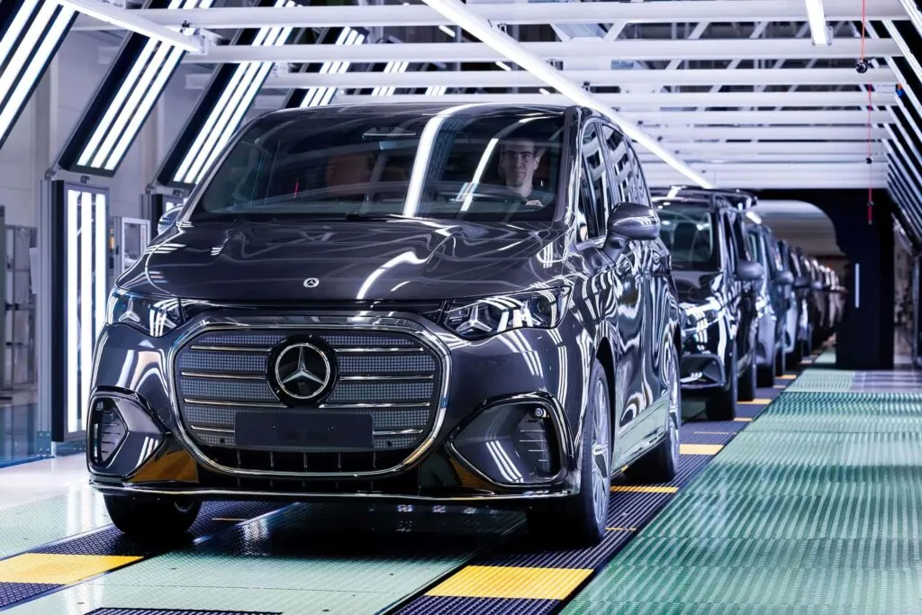Mercedes представив електричний мінівен VLE для китайського ринку — photo 5