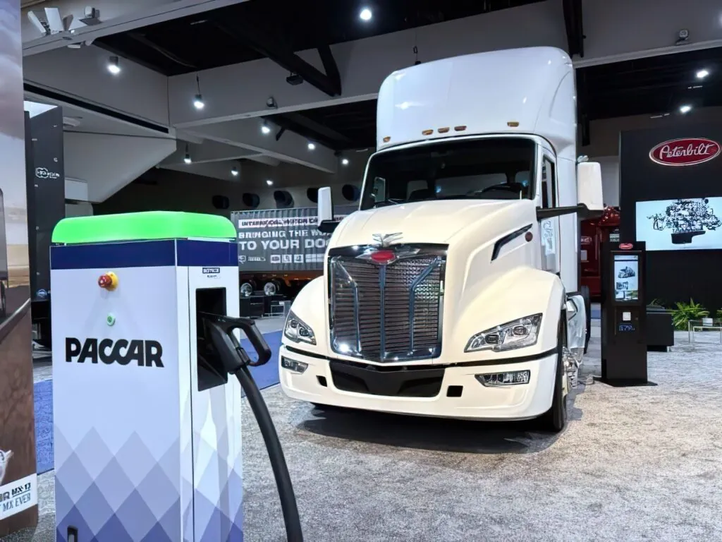 Електричні вантажівки Peterbilt наповнять державні автопарки США та Канади — photo 2