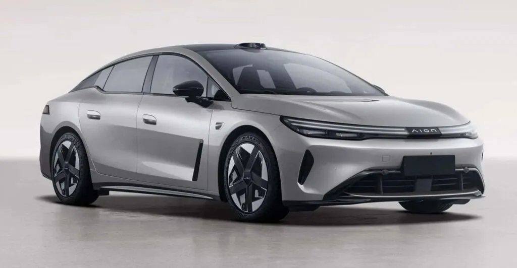 Новий седан GAC Aion отримав автономні технології «на виріст» — photo 4