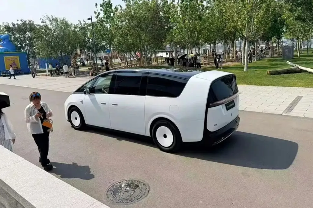 Що зміниться в оновленому електричному мінівені Li Auto Mega? — photo 7