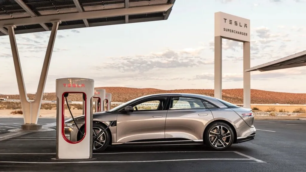 Власникам Lucid Air порадили паркуватися надворі — photo 4