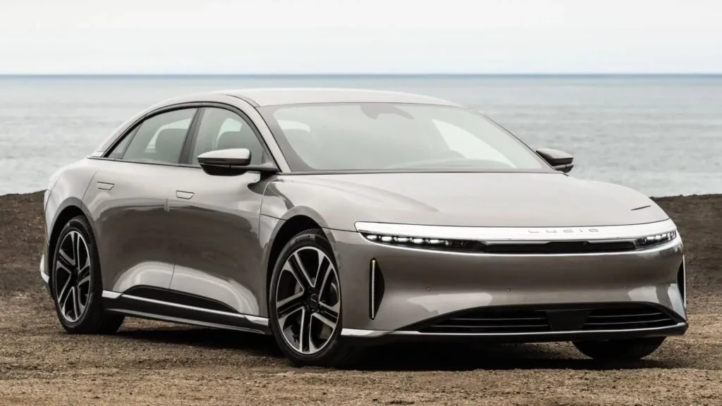Власникам Lucid Air порадили паркуватися надворі — photo 2