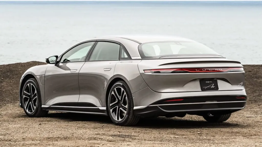 Власникам Lucid Air порадили паркуватися надворі — photo 3