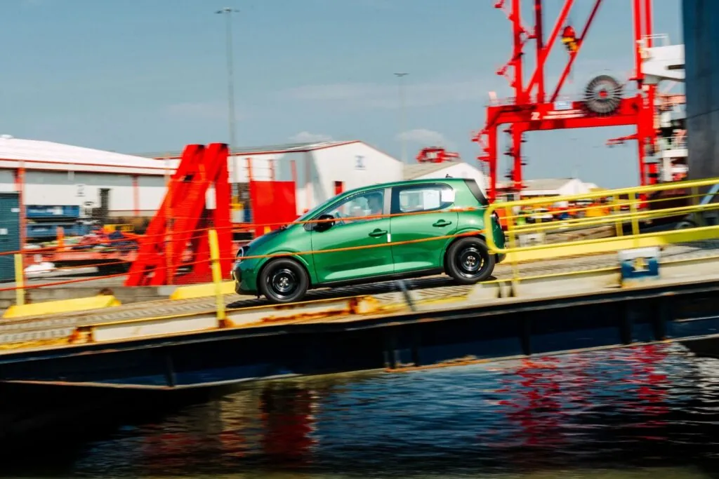 Renault привезла до Британії сотню електричних Twingo суто напоказ — photo 4