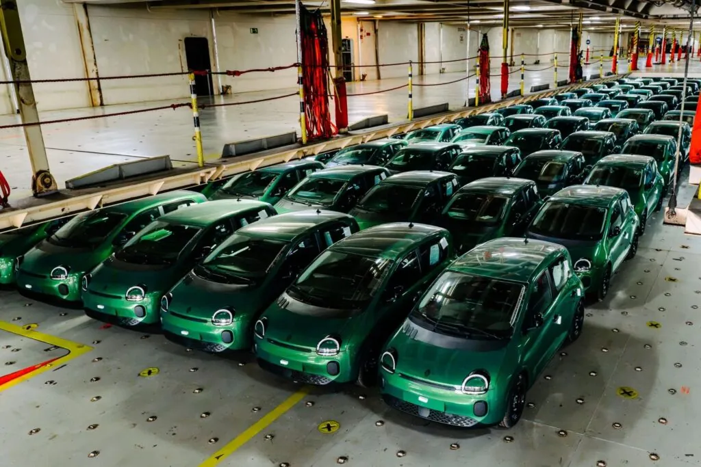 Renault привезла до Британії сотню електричних Twingo суто напоказ — photo 2