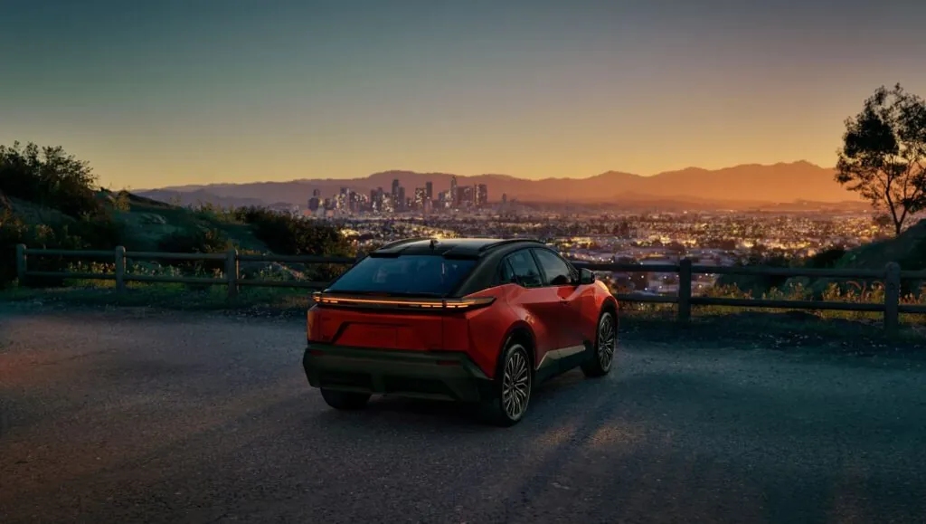 Toyota відкликає майже 10 000 електромобілів C-HR — photo 4