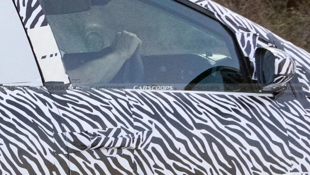 Фотошпионы заметили бюджетный электрокар Nissan. Что о нём известно? — photo 3