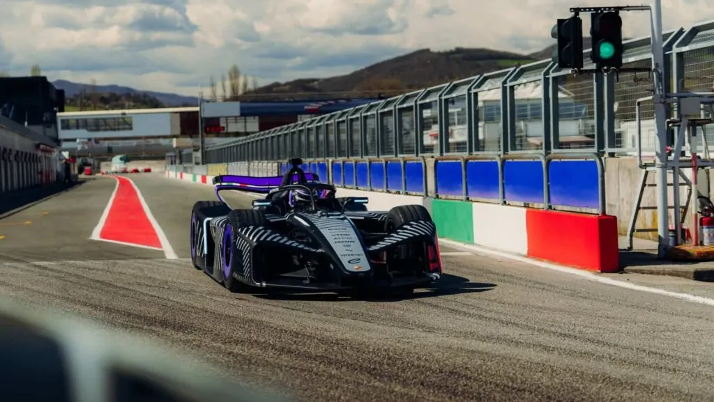 На заміну легендарному Porsche 99X Electric приходить 975 RSE — photo 2