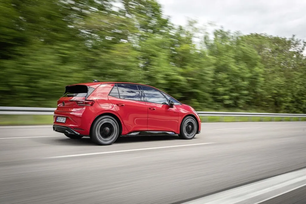 Volkswagen представив найпотужнішу версію GTI в історії компанії — photo 4