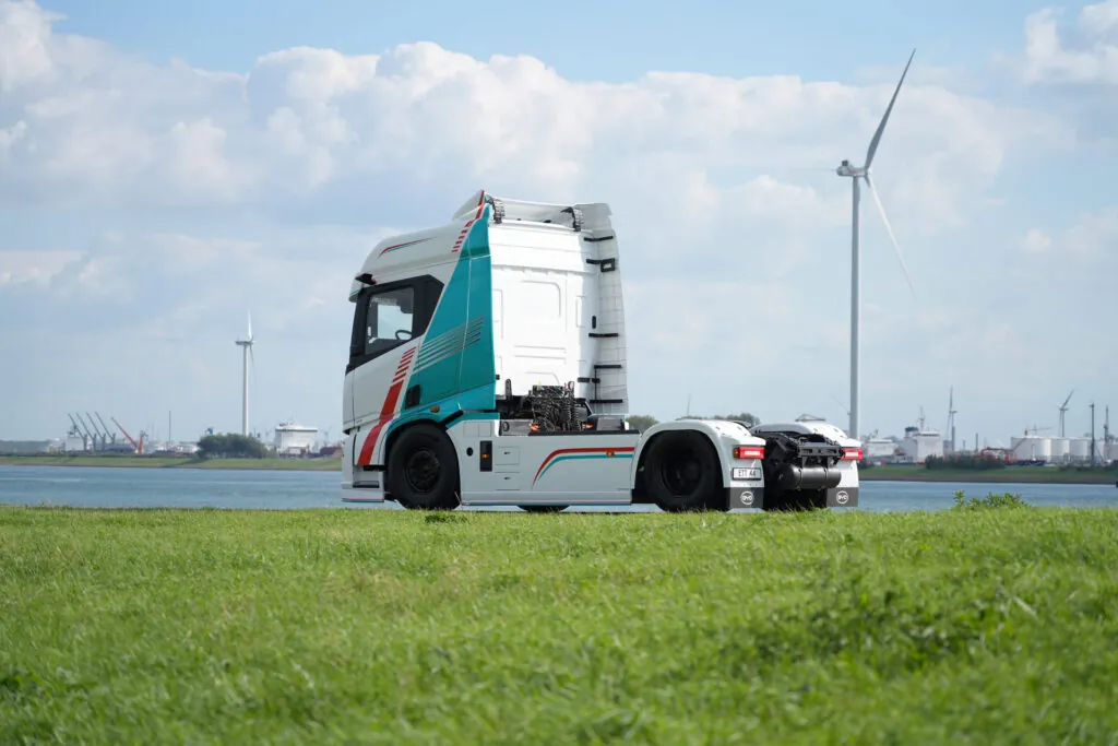 BYD представила електротягач ETT 44 з піковою потужністю у 1000 к.с. — photo 5