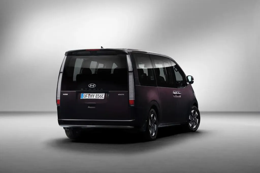 Hyundai Staria Electric конкуруватиме з Volkswagen ID. Buzz в Європі — photo 8