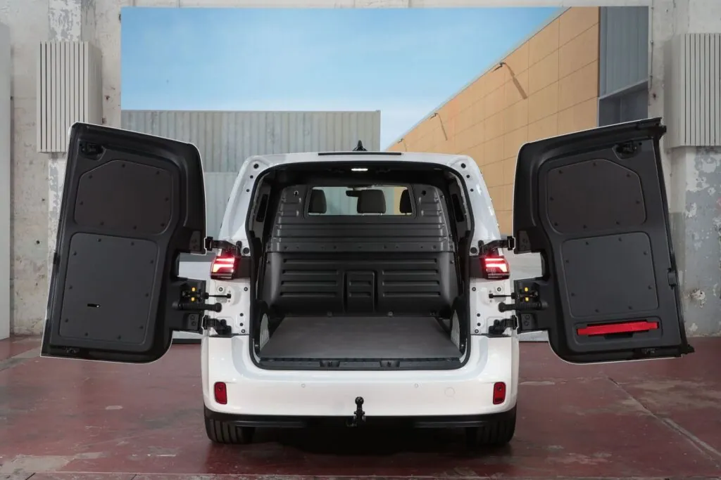 Volkswagen випустив нову подовжену версію ID. Buzz Cargo — photo 3